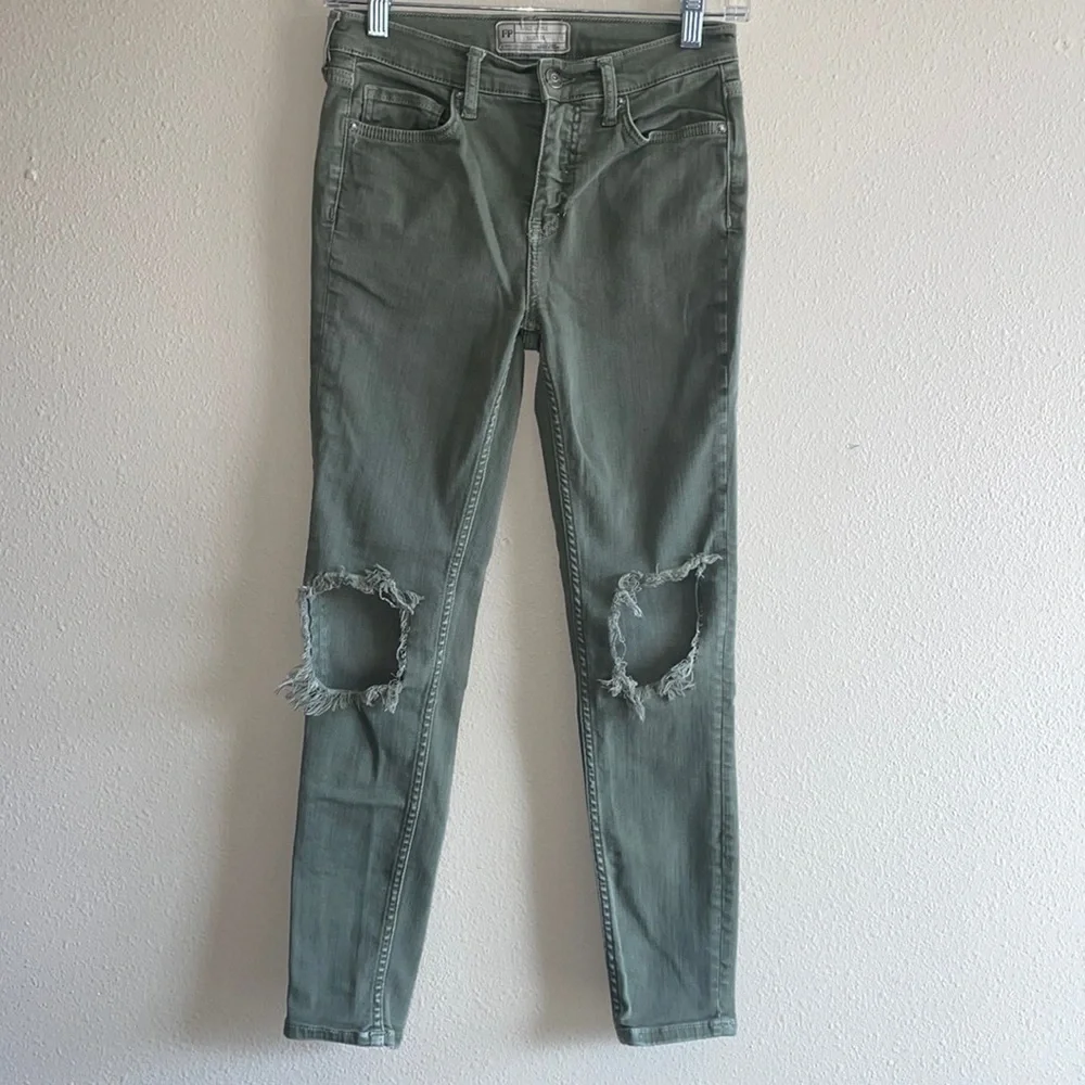 002: FREE PEOPLE green cropped skinny jeans with ripped knees Women’s size 26